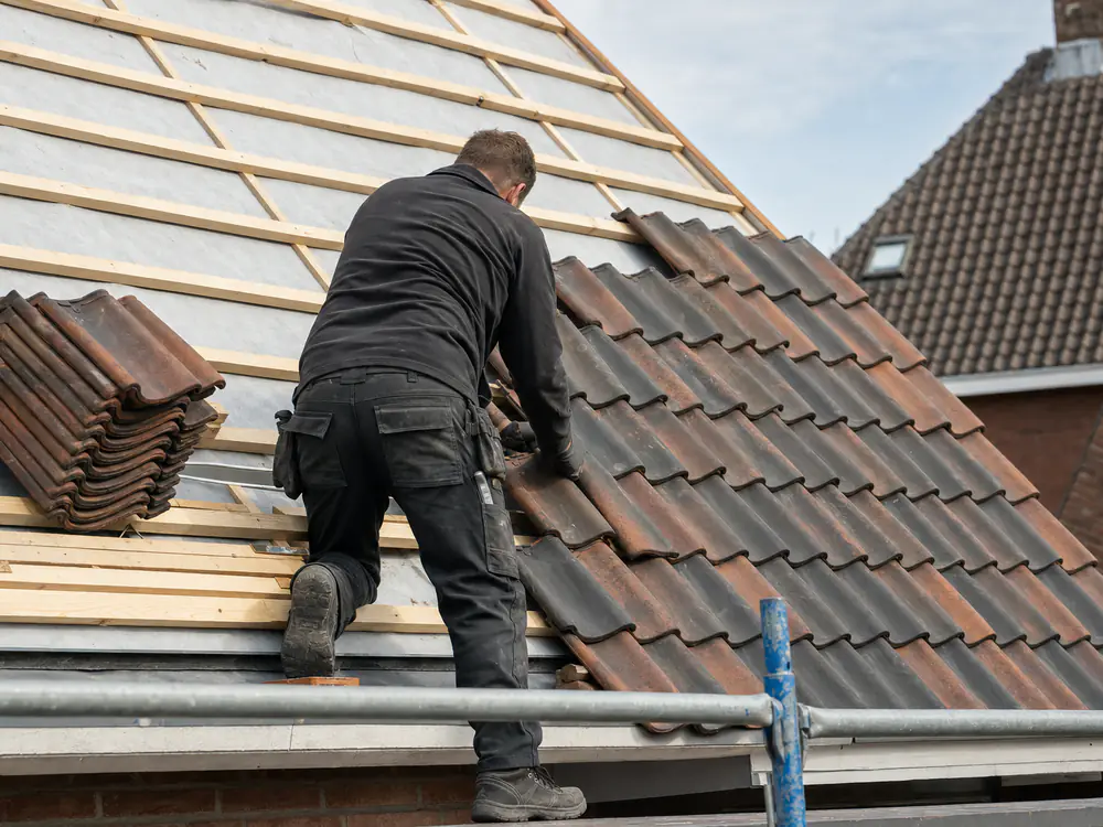 Dakdekker legt pannen terug op nieuwe latten en dampopen folie