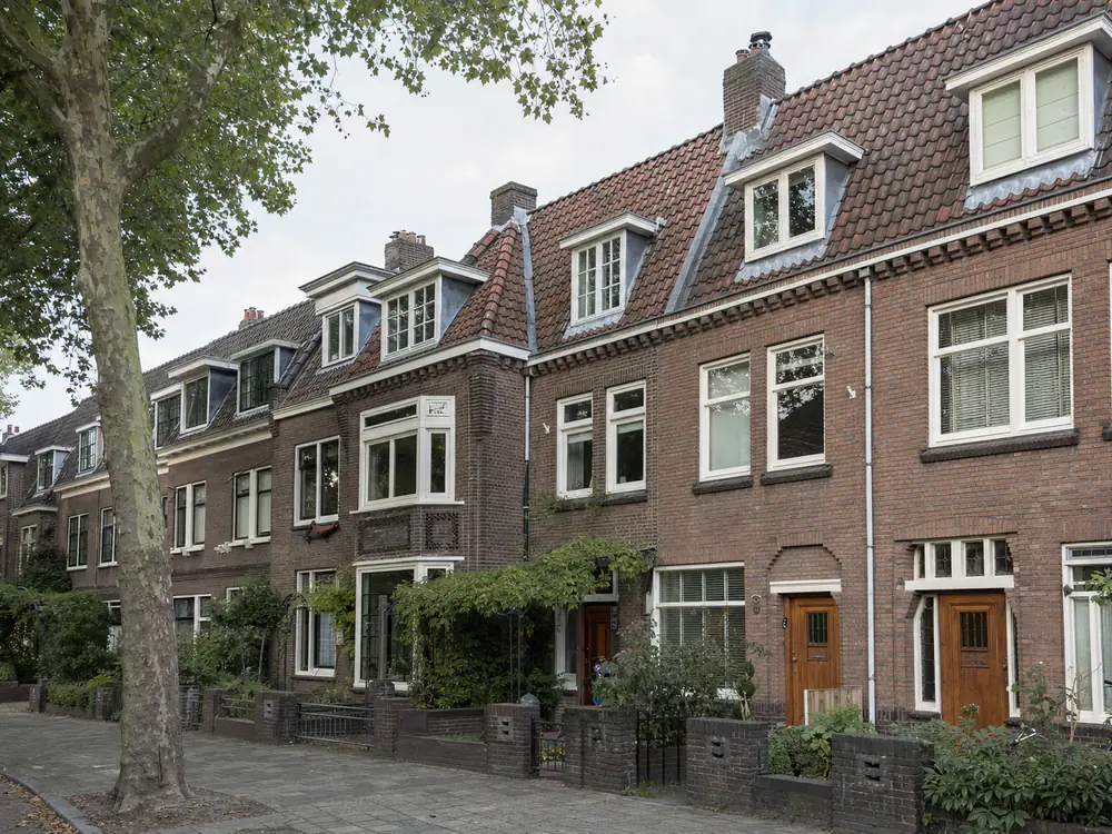 Vooroorlogse woningen met steile pannendaken, erkers en dakkapellen