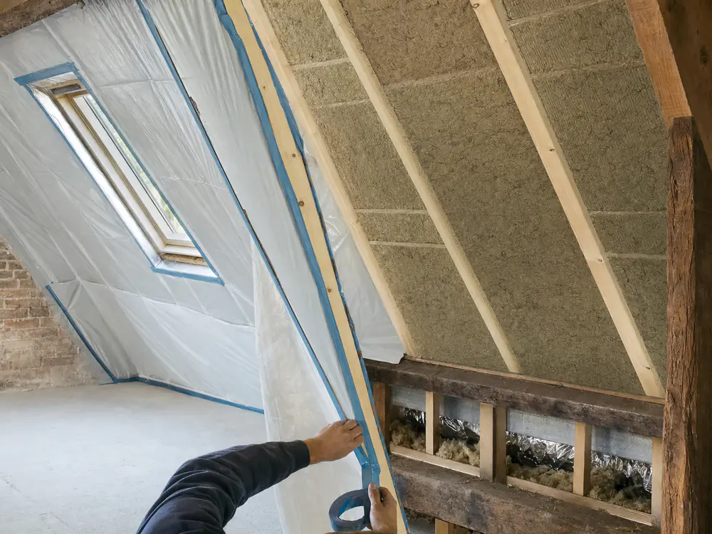 Zolder met isolatie tussen de spanten en een dampremmende folie